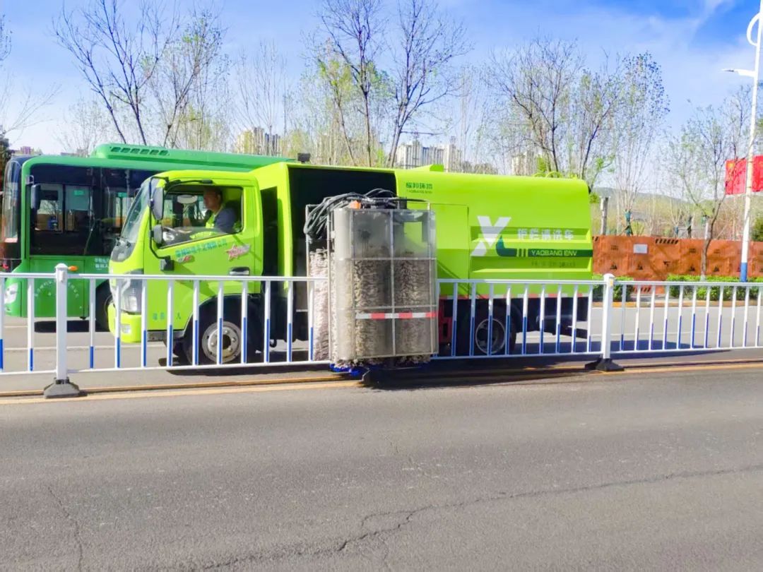 耀邦環(huán)境護(hù)欄清洗車