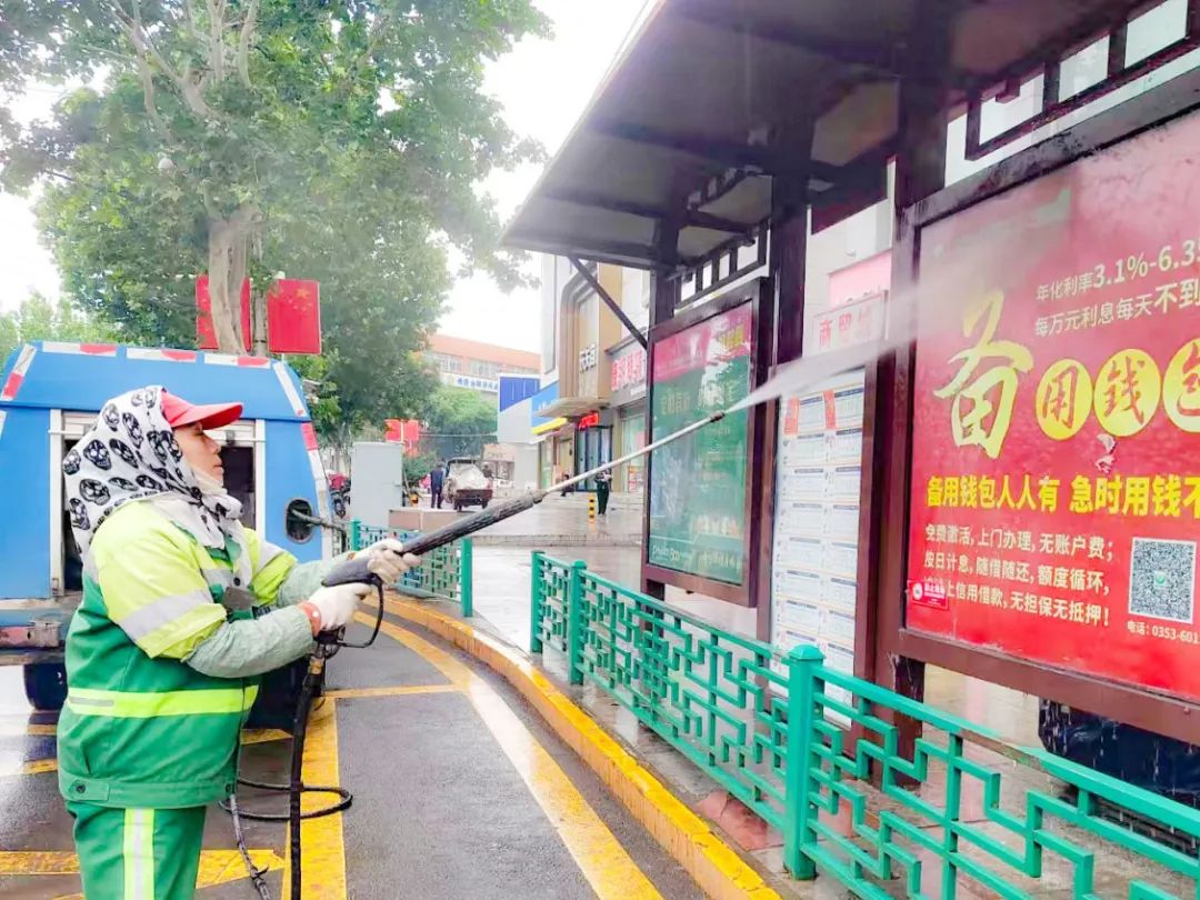 耀邦環(huán)境環(huán)衛(wèi)工人清洗公交車站臺