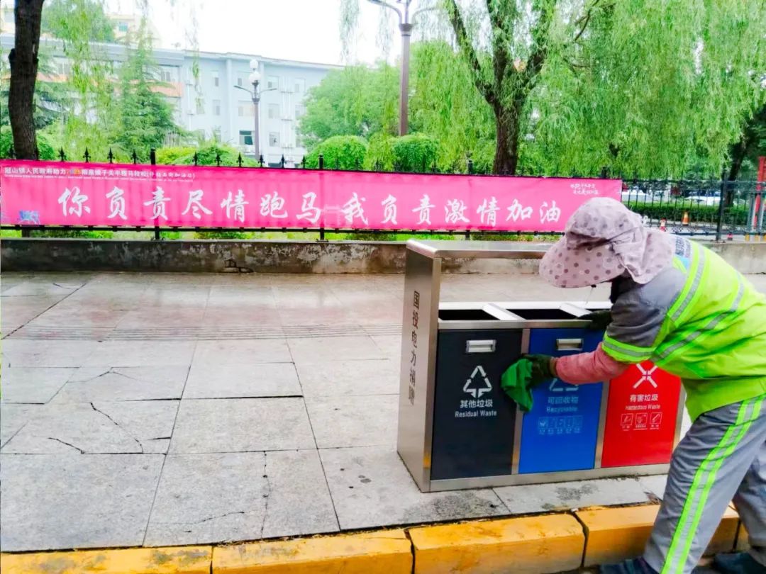 耀邦環(huán)境環(huán)衛(wèi)工人清洗垃圾桶